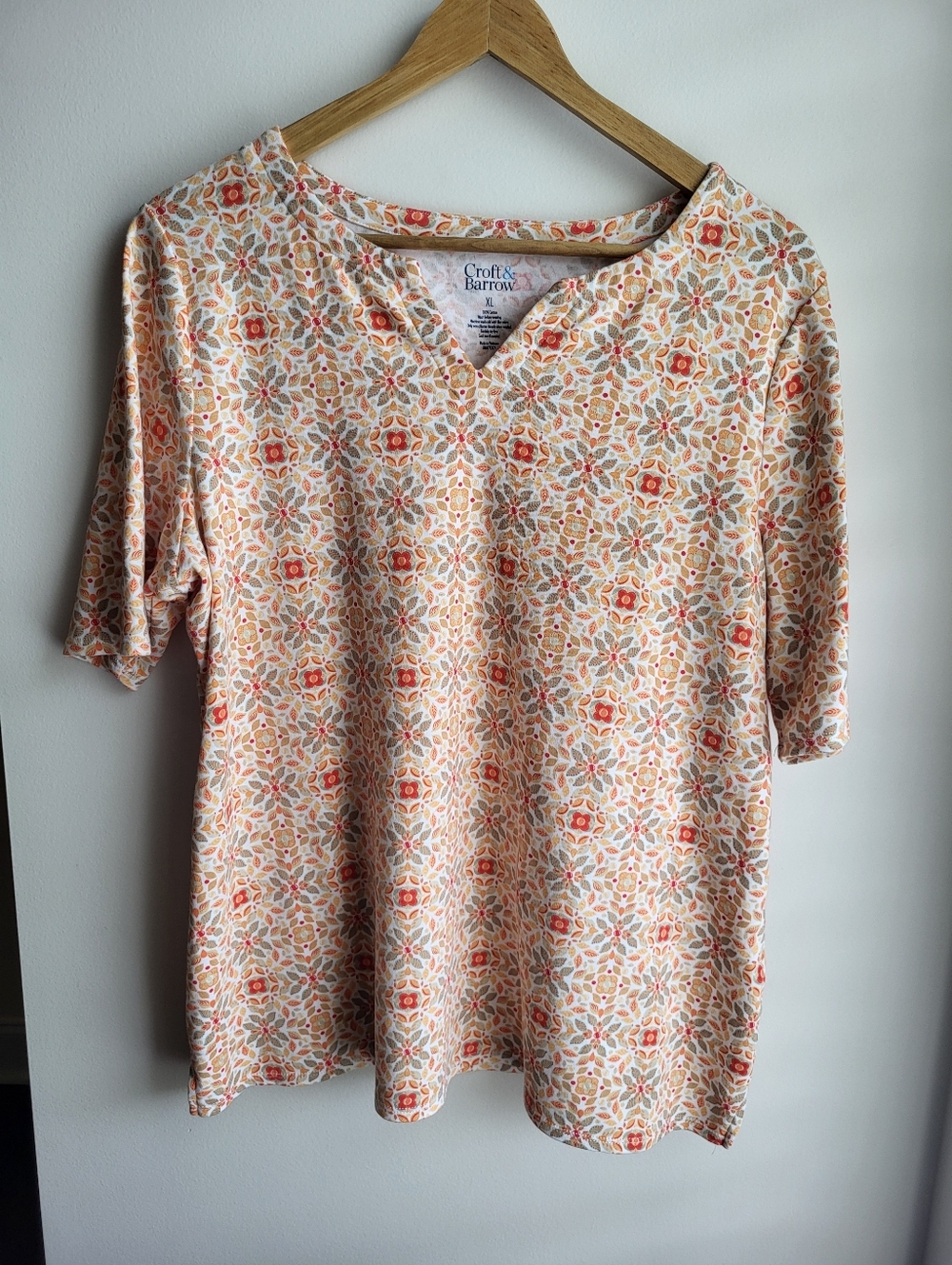 croft & barrow Peach and Cream Short Sleeve V-Neck Tee